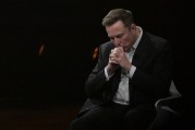 事业顺景特斯拉股价收涨超3%：特朗普无意沟通，马斯克父亲劝儿子低头
